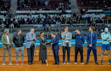 Almeida le entrega la medalla a Claudia.