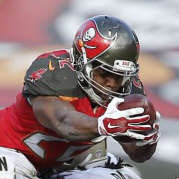 Doug Martin decide echar a volar para conseguir un primer down.