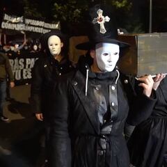 Aficionados del Málaga simulan un cortejo fúnebre como protesta