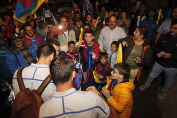 El Levante ha sido recibido con honores por los seguidores a su llegada a Valencia tras la victoria ante el Real Madrid en el Bernabéu.