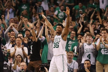 Marcus Smart celebra junto con la afición una canasta de su equipo. Sus números fueron 13 puntos, 4 rebotes y 4 asistencias.