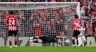 El portero vitoriano paró un penalti a Rioja (minuto 31) en el derbi contra el Alavés. Ahí comenzó la victoria del Athletic, pues el partido iba 0-0. Unai no sólo adivinó el lugar del lanzamiento, sino que hizo una estirada de mérito. A sus 26 años, hay portero para rato en el Athletic y en la Selección.