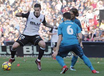 Santi Mina con el balón. 