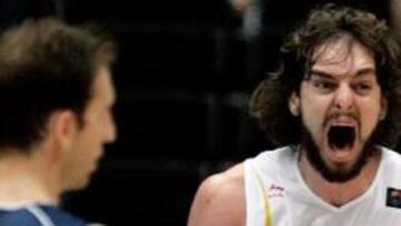 <b>HISTÓRICO.</b> Pau celebra una de las canastas que han dado a España el pase a la final.