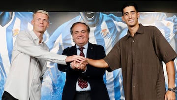 GRAFCAV7191. SAN SEBASTIÁN, 12/09/2024.- El presidente de la Real Sociedad, Jokin Aperribay (c), posa junto a los nuevos fichajes, el islandés Orri Oskarsson (i) y el marroquí Nayef Aguerd (d), durante la presentación este jueves en el estadio Reale Arena de San Sebastián como nuevos jugadores blanquiazules. EFE/Javi Colmenero