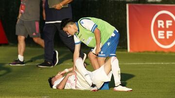 Un jugador del Deportivo consuela a un futbolista blanco tras la eliminaci&oacute;n del Juvenil madridista en semifinales de la Copa de Campeones.