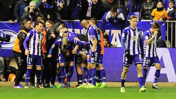 Deportivo Alaves players celebrate after scoring their first goal during the Spanish Copa del Rey (King&#039;s Cup) semi final