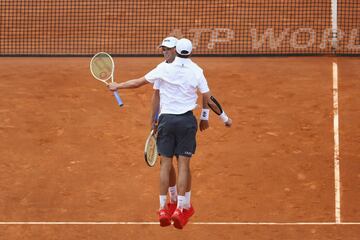 Bob y Mike Bryan celebran la victorian en cuartos de final del Masters 1.000 de Roma ante Raven Klaasen y Rajeev Ram.