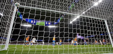 Cae el cuarto y de qué forma. Tremendo el latigazo de Álvaro Carreras, sin mucho ángulo dentro del área del Valencia, clavando el balón en el ángulo del palo largo. Imparable.