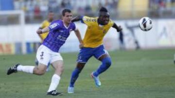 Javi Barral, uno de los jugadores objeto de la denuncia, persigue al jugador de Las Palmas Thievy durante el partido disputado la pasada jornada.