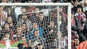 <b>EL PRIMERO. </b>Lafuente vuela, pero el cabezazo de Luis Fabiano era imparable, no así los otros dos goles del Sevilla.