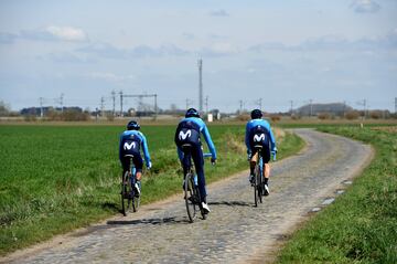 Los ciclistas del equipo Movistar, con Landa, Valverde y Quintana a la cabeza, reconocieron la etapa 9 del Tour de Francia que tendrá 15 tramos de adoquines.