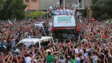 Los jugadores, recibidos en la estadio de tren.