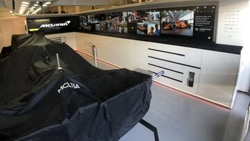 McLaren no descansa y trabaja en el MCL33 durante la noche