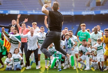 El Elche ganó 0-4 al Deportivo de la Coruña y certifica así su vuelta a Primera División. Jugadores y cuerpo técnico celebran el ascenso.
