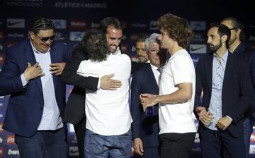 El 'Profe Ortega' abraza a Godín tras finalizar el acto de despedida. 