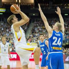 Nowitzki y Schroder, 30 puntos NBA para una gris Alemania