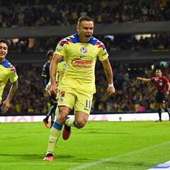 El polémico festejo de Cabecita Rodríguez para Julio González tras el gol