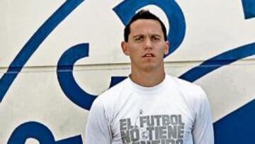 <b>GRAN LEMA. </b>Beranger, ayer, con el escudo del Espanyol de fondo.