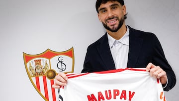 Oficial: Maupay, cedido al Sevilla
