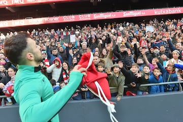 Paredes repartiendo regalos a la aficin. 