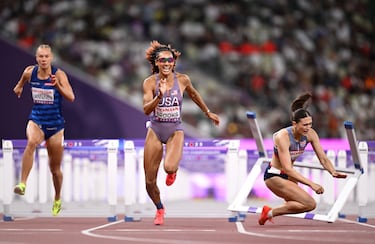 Abigail Pawlett, del equipo británico (d), cae en la última valla mientras Saga Vanninen, del equipo finlandés (i), y Taliyah Brooks, del equipo estadounidense (c), compiten en la prueba de 100 metros vallas del heptatlón femenino, en el séptimo día del Campeonato Mundial de Atletismo Tokio. 