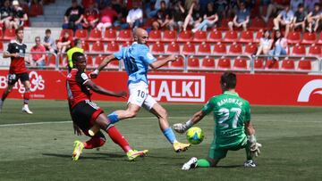 Ramón Juan salva por bajo el disparo de Ekain en el mano a mano.