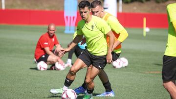 04-10-2024. GASPAR CAMPOS, PERSEGUIDO POR NIKOLA MARAS, EN EL ENTRENAMIENTO DEL SPORTING EN MAREO.