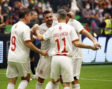 David Villa celebra uno de los goles con sus compañeros.