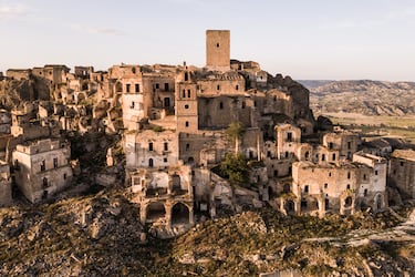 Los orígenes de Craco se remontan al siglo VIII a.C. Se trata de un pueblo medieval escenario de películas como 'La pasión de Cristo'o 'Quantum of solace'. Varios desastres naturales han hecho que finalmente se convirtiera en una ciudad abandonada. Un corrimiento de tierra masivo en 1963, una inundación en 1972 y un terremoto en 1980 vaciaron definitivamente el pueblo.