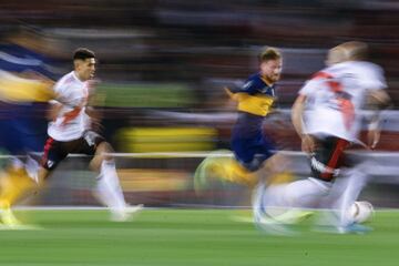 JJPANA6093. BUENOS AIRES (ARGENTINA), 01/10/2019.- Alexis Mac Allister (c) de Boca Juniors este martes en un partido de las semifinales de la Copa Libertadores entre River Plate y Boca Juniors, en el estadio Monumental en Buenos Aires (Argentina). EFE/Jua