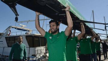 Antonio Barrag&aacute;n, jugador del Betis, en la presentaci&oacute;n de los remeros verdiblancos. 