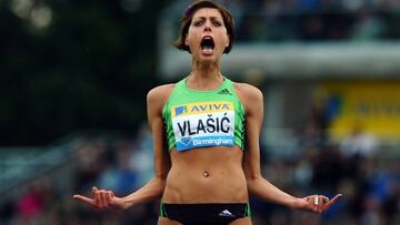 La saltadora croata Blanka Vlasic celebra su victoria en salto de altura durante el Aviva Birmingham Grand Prix.