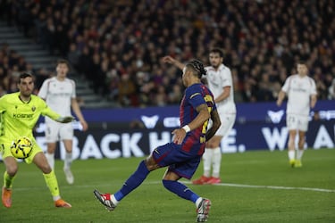 En la anterior jugada se anuló un gol de Osasuna por falta sobre Joan y acto seguido Raphinha sentenció el partido llegando en el segundo palo y aprovechando el rechace.