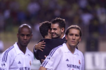 El Moro se quedó en la grada, obligado por el club, para facilitar la llegada de Ronaldo. Raúl llevaba debajo de su camiseta una dedicatoria para reivindicarle...