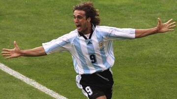 Batistuta consiguió el ascenso con Fiorentina en la temporada 1993/1994 y años después consiguió una Copa y una Supercopa de Italia con los violetas. Con la Roma levantó un título de la Serie A y Supercopa de Italia. Con Argentina obtuvo la Copa América dos veces (1991 y 1993), además de la Copa Confederaciones (1992).  