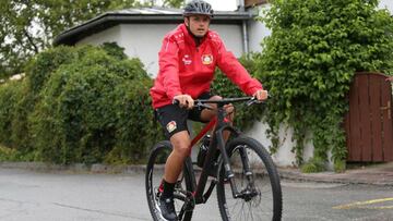 El delantero mexicano y el club de las &#039;Aspirinas&#039; decidieron disfrutar de un paseo en bicicleta durante su estancia en tierras austriacas.