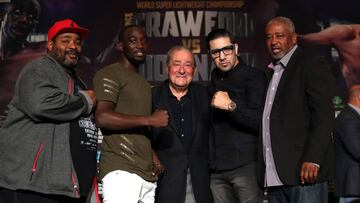 Crawford (pantal&oacute;n blanco y camiseta verde) y Eric Molina (con gafas), posan con sus entrenadores y con el promotor de la velada Bob Arum (en el centro) en la previa al combate.