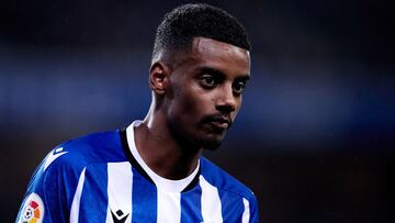 Alexander Isak de la Real Sociedad mira durante la liga espa?ola, La Liga, partido de f¨²tbol entre la Real Sociedad y el Athletic Club en el Reale Arena el 31 de octubre de 2021 en San Sebasti¨¢n, Espa?a.