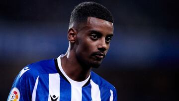 Alexander Isak de la Real Sociedad mira durante la liga española, La Liga, partido de fútbol entre la Real Sociedad y el Athletic Club en el Reale Arena el 31 de octubre de 2021 en San Sebastián, España.