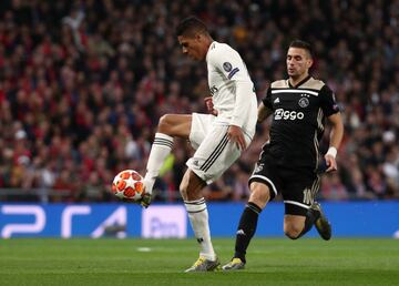 Raphael Varane y Dusan Tadic.