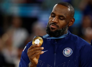 LeBron James mira su oro, al que contribuyó siendo MVP con 39 años. 