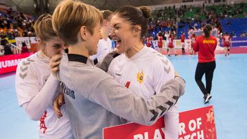 Las jugadoras de Montenegro celebran una victoria durante el Mundial de Balonmano Femenino.