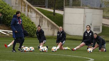 To&ntilde;a Is con las jugadoras en Las Rozas.