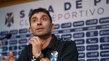 SANTA CRUZ DE TENERIFE, 05/01/2024.- El entrenador del Club Deportivo Tenerife, Asier Garitano, valora en rueda de prensa la eliminatoria de dieciseisavos de final de la Copa del Rey que su equipo disputa este domingo a partido único contra la Unión Deportiva Las Palmas. EFE/ Ramón De La Rocha
