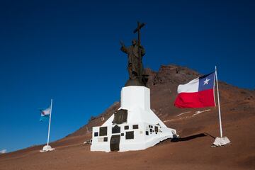 El Paso Internacional Los Libertadores conecta Los Andes (Chile) y Mendoza (Argentina) y por el que cruzan tres millones de personas anualmente. Fue inaugurado en 1980 y para cruzarlo hay que atravesar el túnel Cristo Redentor, que puede cerrarse en invierno debido a las fuertes nevadas. 

