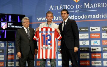 Alderweireld, 7M€, 24 a?os (Ajax). Vino para ser central, pero se top¨® con la pareja Miranda-God¨ªn y al final prefiri¨® irse a la Premier ante la falta de minutos. Cuando jug¨®, rindi¨®.