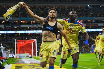 Henry Martín y Julián Quiñones festejan el gol en contra de Cruz Azul en la Final de Vuelta del Clausura 2024.