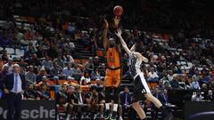 Will Thomas, jugador del Valencia Basket, lanza ante el Trento italiano.