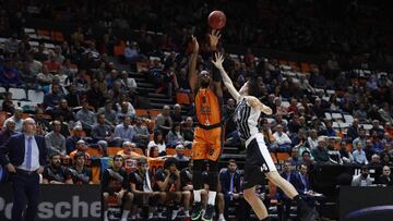 Will Thomas, jugador del Valencia Basket, lanza ante el Trento italiano.